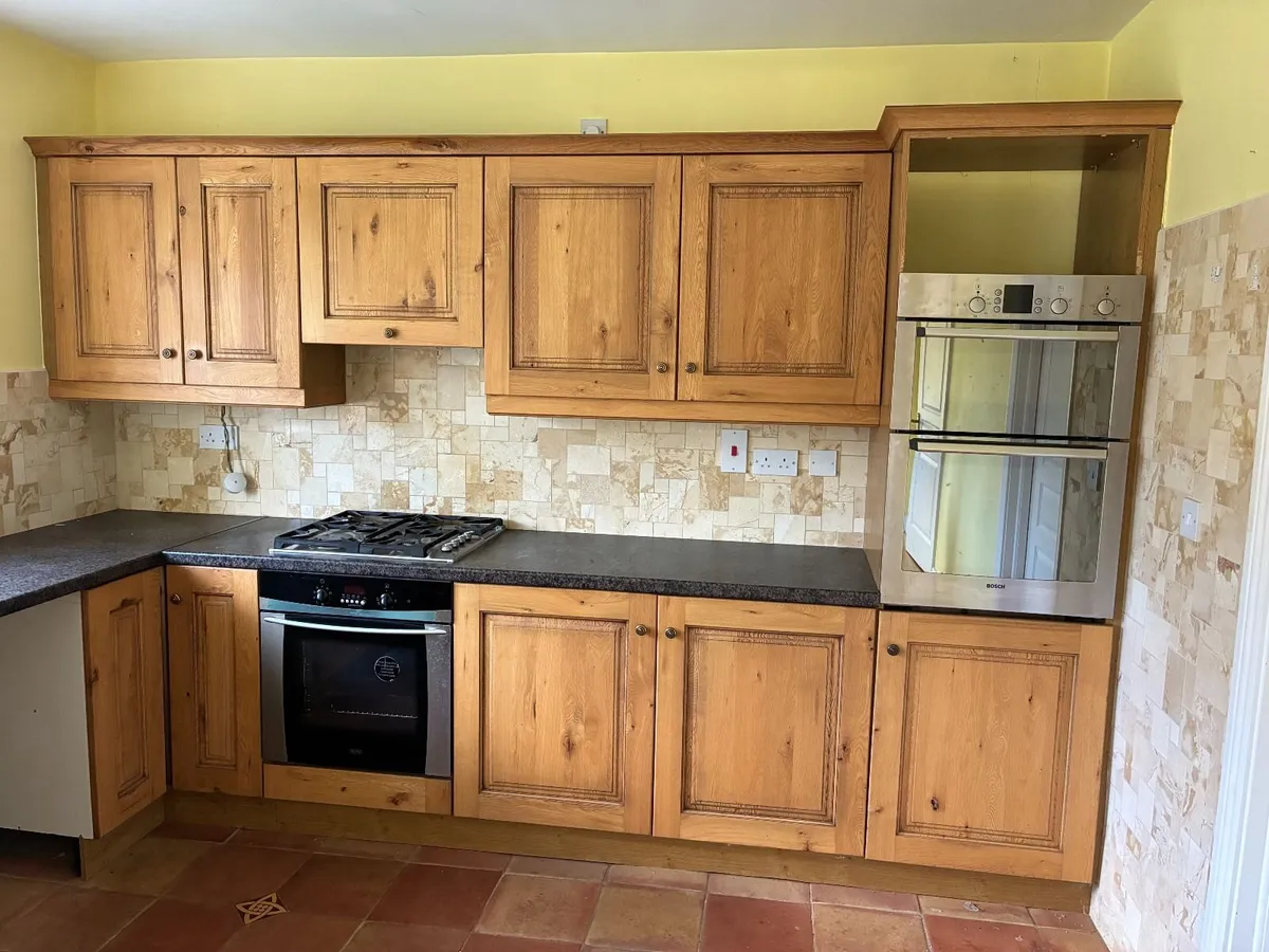 Fitted Kitchen with breakfast bar - Image 2