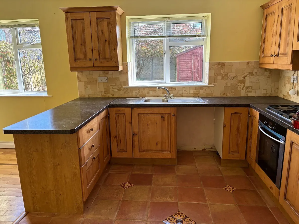 Fitted Kitchen with breakfast bar - Image 3