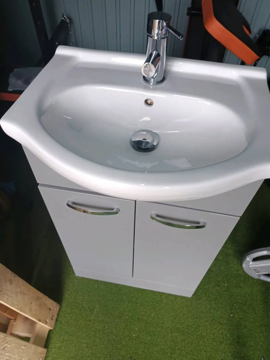Bathroom vanity unit with mixer tap - Image 3