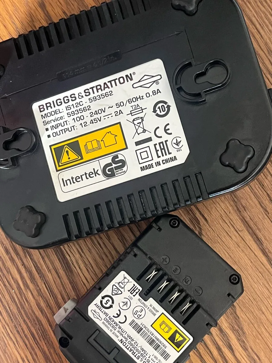 Lawnmower battery an charger - Image 3