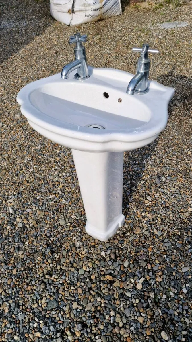 Bathroom sink - Image 1