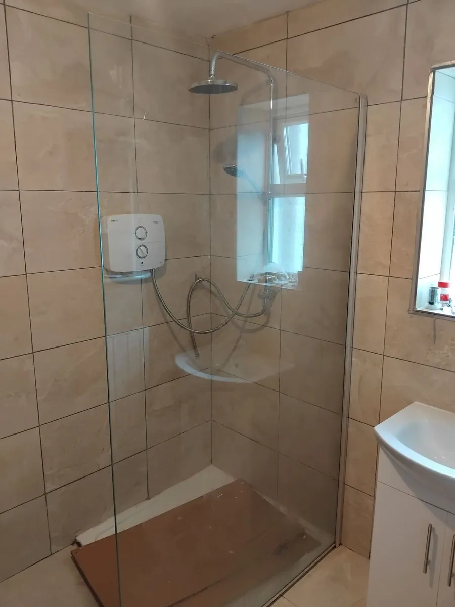 Glass divider for walk in shower - Image 2