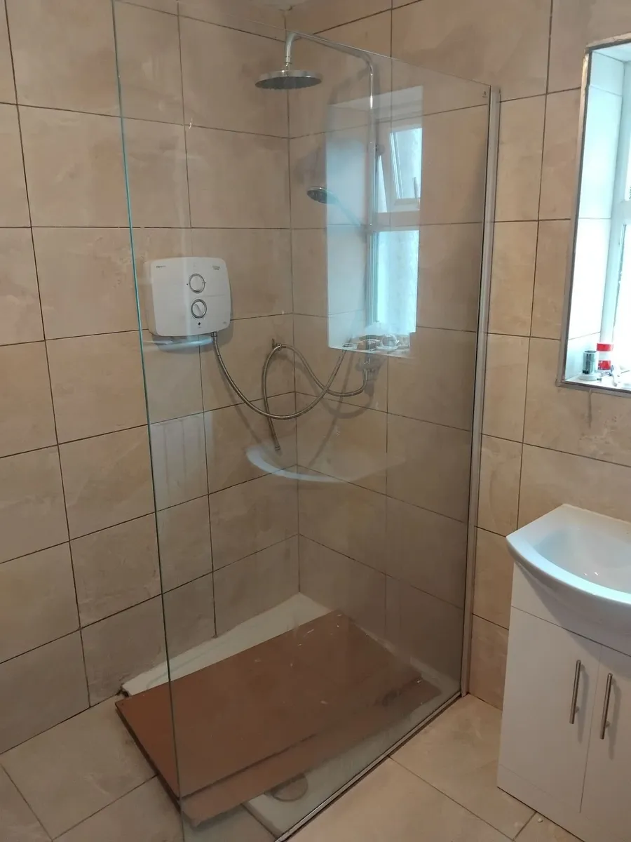 Glass divider for walk in shower - Image 1