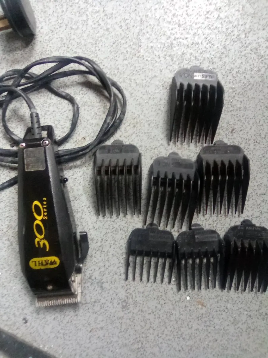 ELECTRIC. HAIR. CLIPPERS.  WITH.  7. ATTACHMENTS - Image 1
