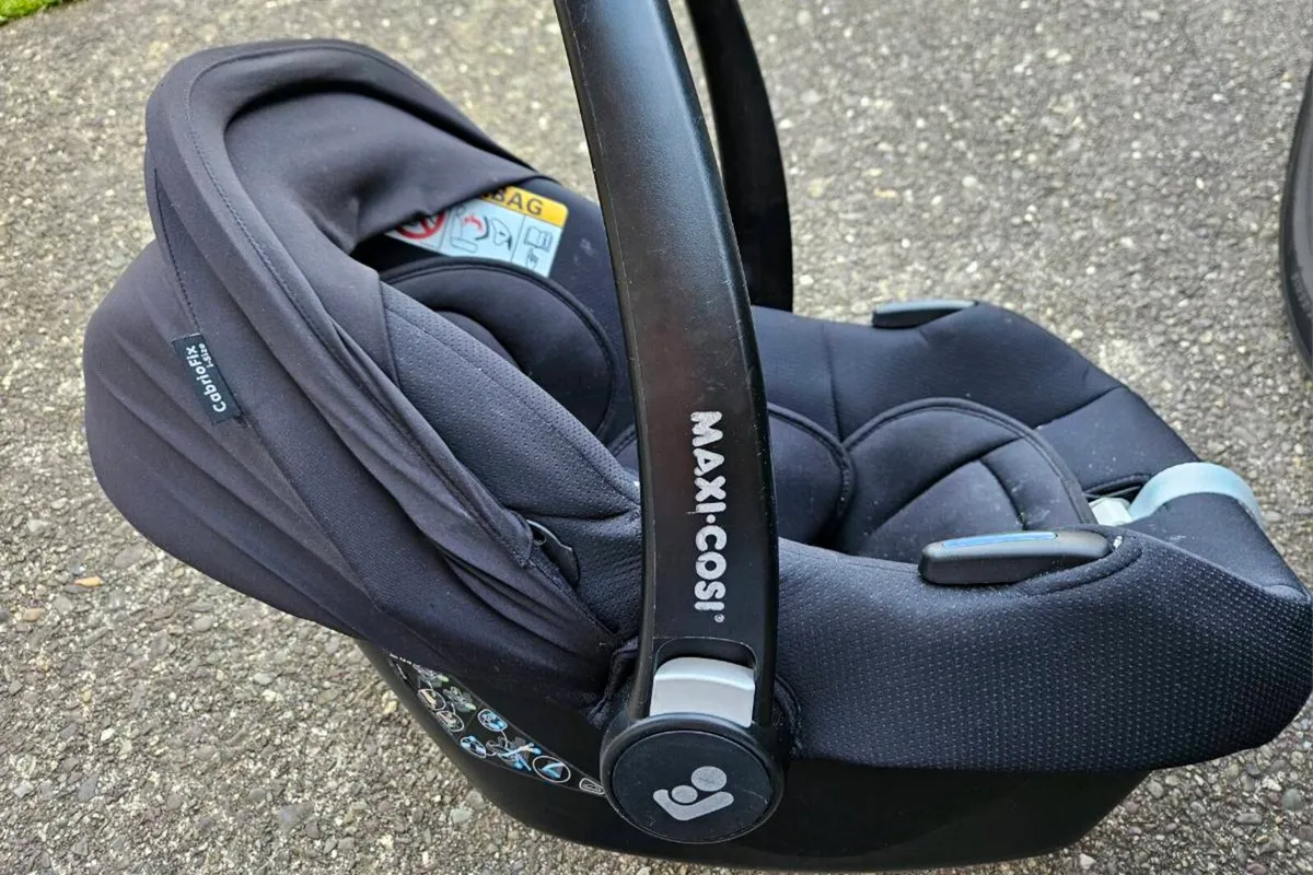 Maxi Cosi seat and base - Image 2