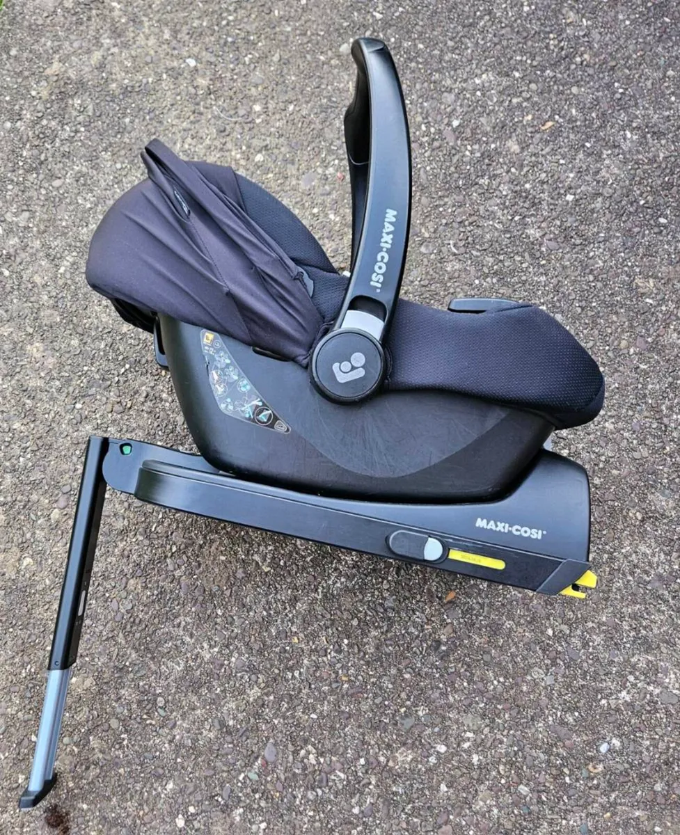 Maxi Cosi seat and base - Image 4