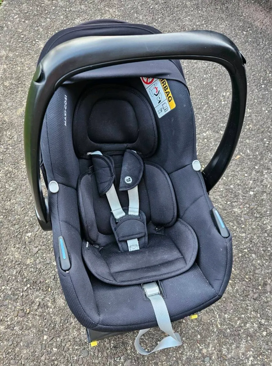 Maxi Cosi seat and base - Image 1