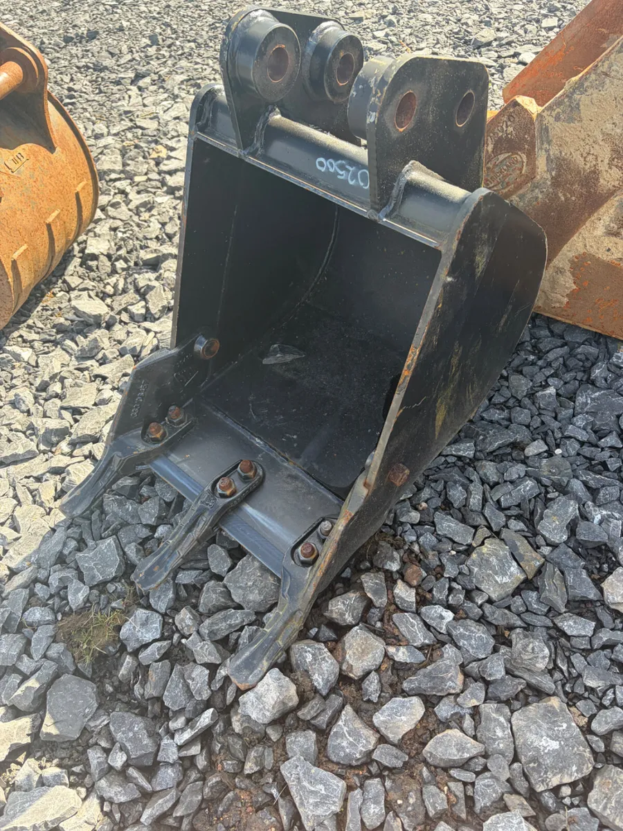 Unused 18inch JCB 35mm pin digging bucket