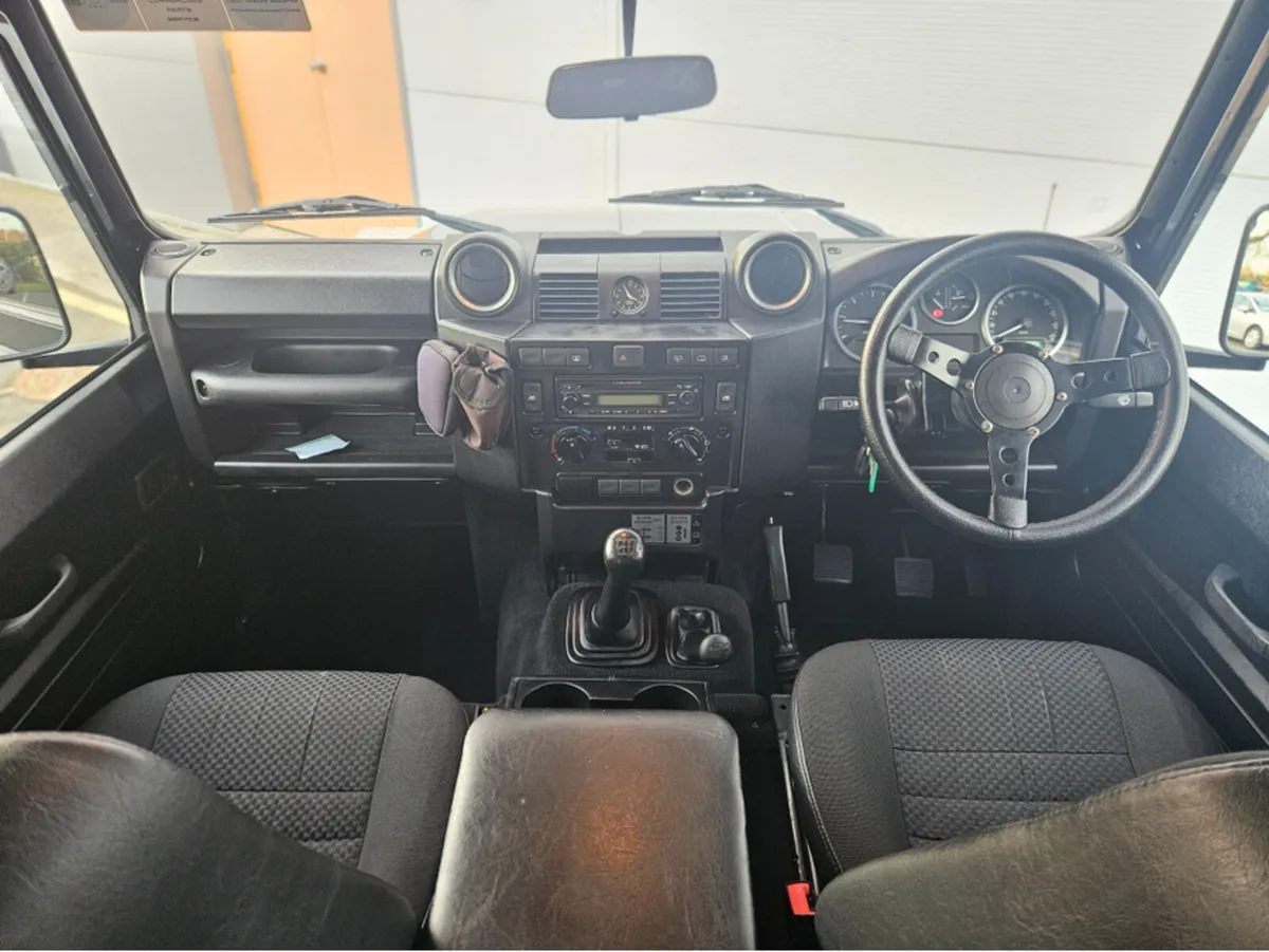 Land Rover Defender 110 2.5 300 TDI 5DR - Image 2