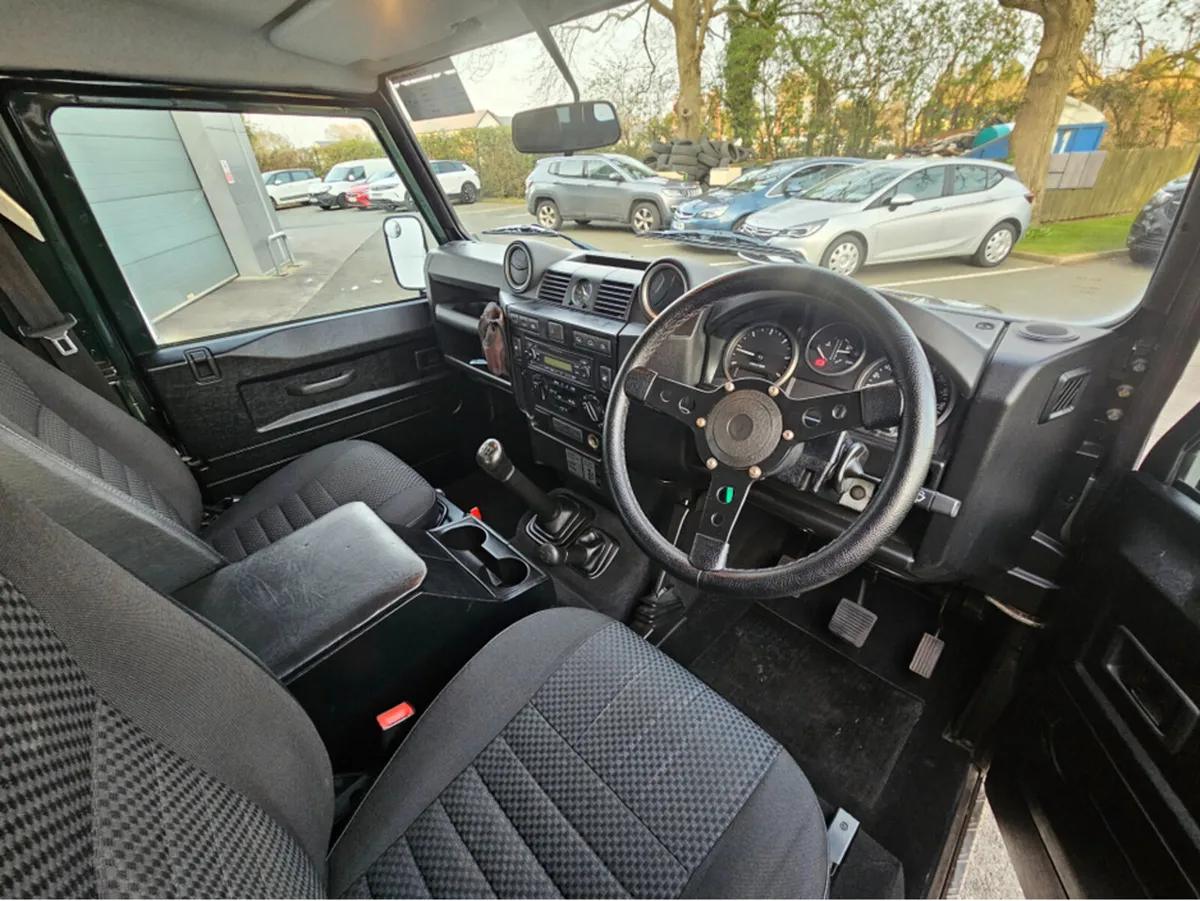 Land Rover Defender 110 2.5 300 TDI 5DR - Image 3