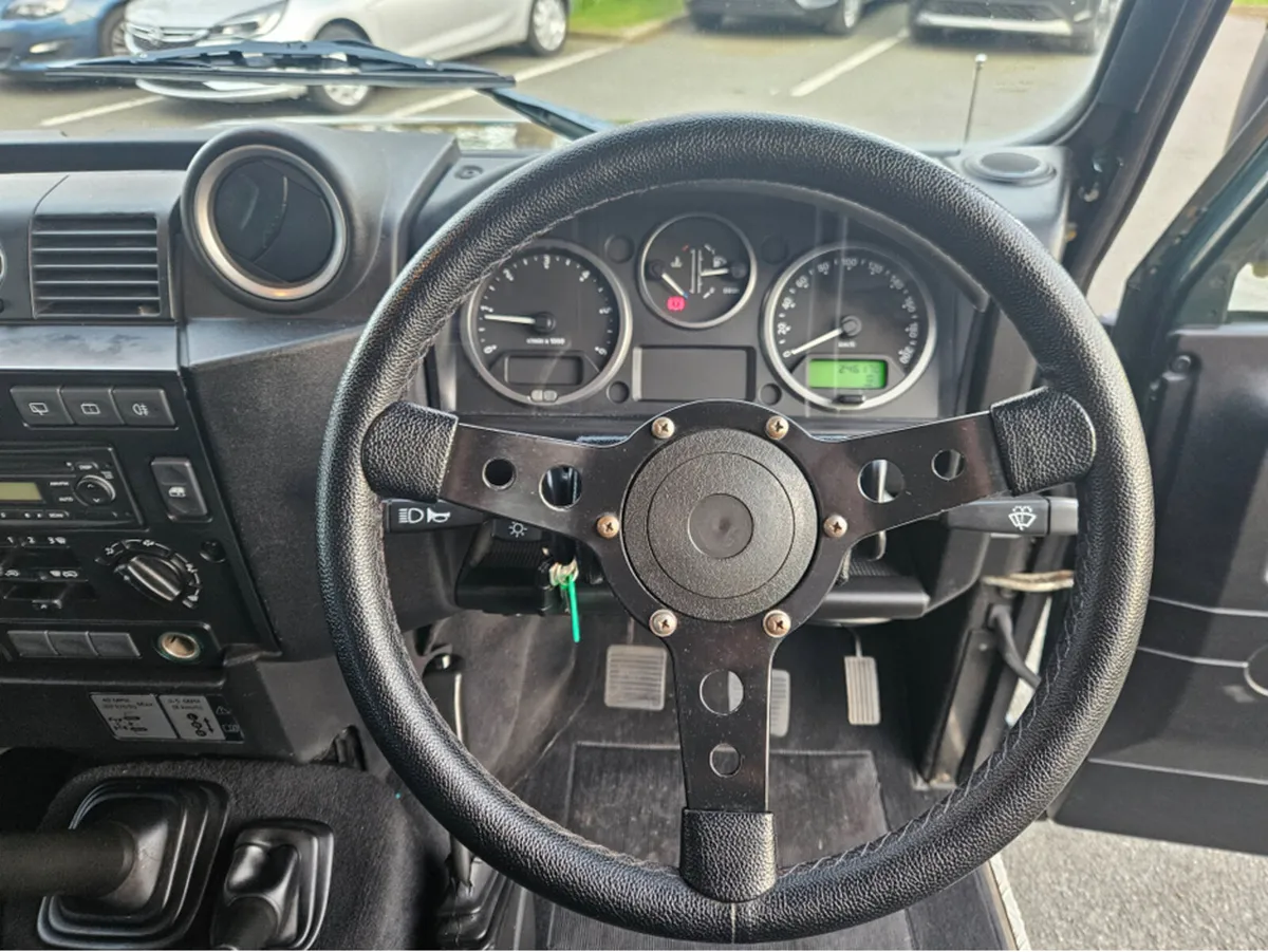 Land Rover Defender 110 2.5 300 TDI 5DR - Image 4