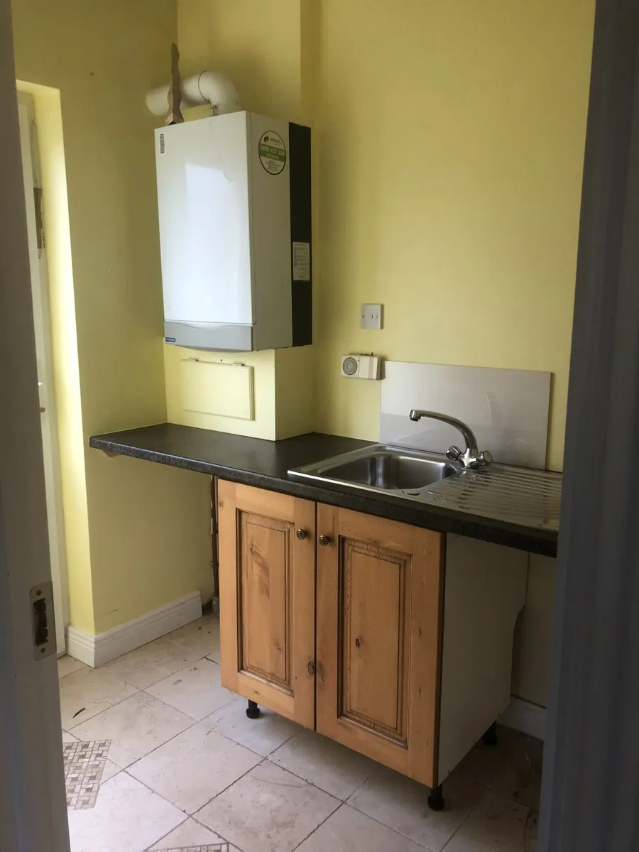 Fitted Kitchen with breakfast bar - Image 4