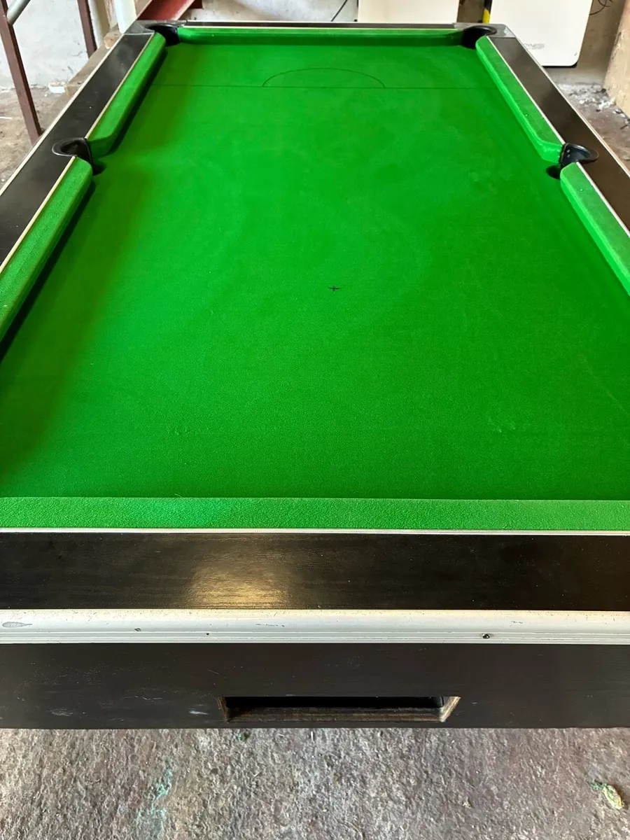Pool table - Image 1