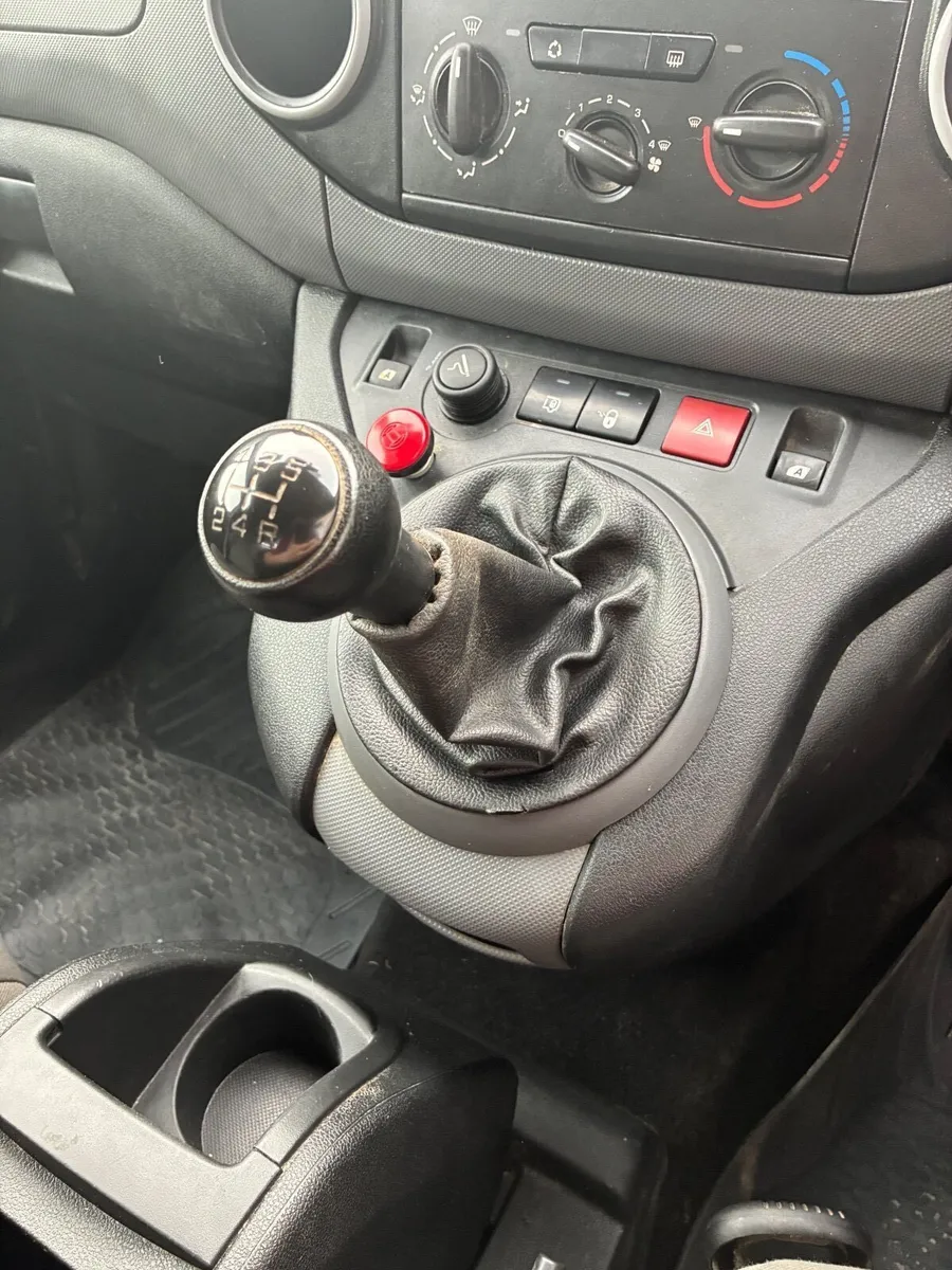 Peugeot Partner 2011 - Image 2