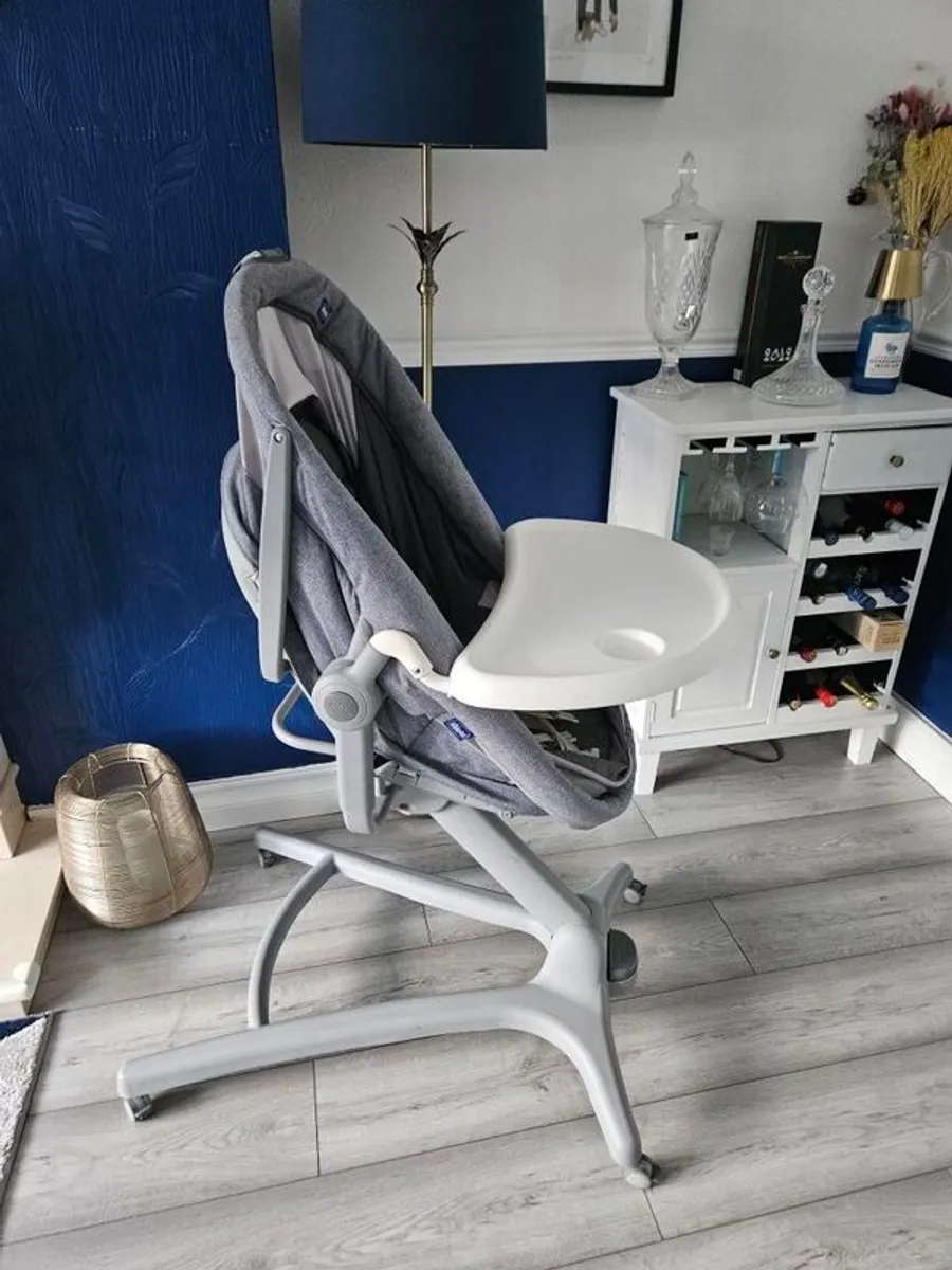 Moses basket and next to me cot - Image 4