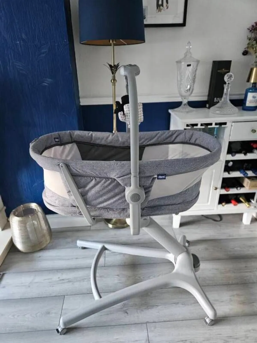 Moses basket and next to me cot - Image 1