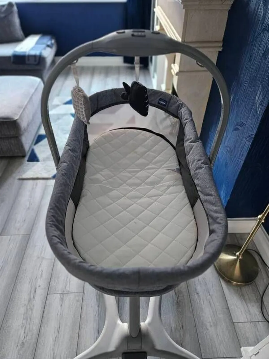 Moses basket and next to me cot - Image 3