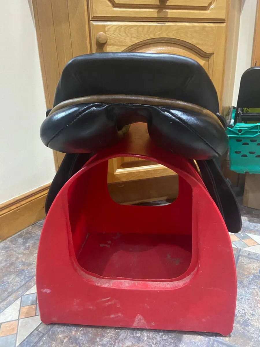 Saddle - Berney’s 17.5 inch medium width saddle - Image 2