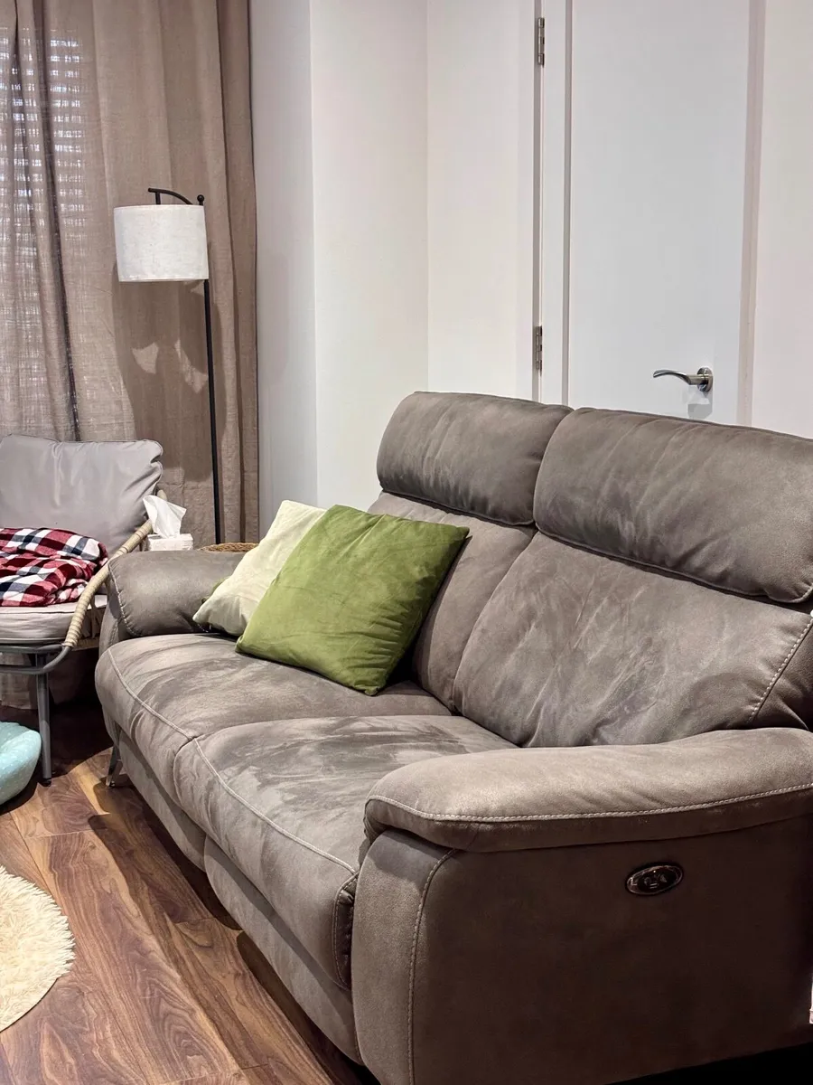 Sofa 2.5 Seater Electric Recliner Sofa – Like New - Image 1