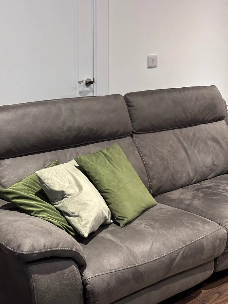 Sofa 2.5 Seater Electric Recliner Sofa – Like New - Image 2