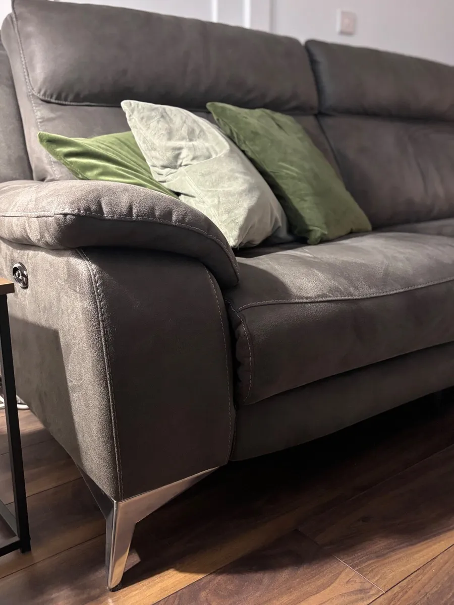 Sofa 2.5 Seater Electric Recliner Sofa – Like New - Image 3