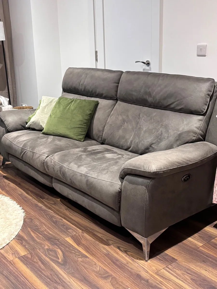 Sofa 2.5 Seater Electric Recliner Sofa – Like New - Image 4