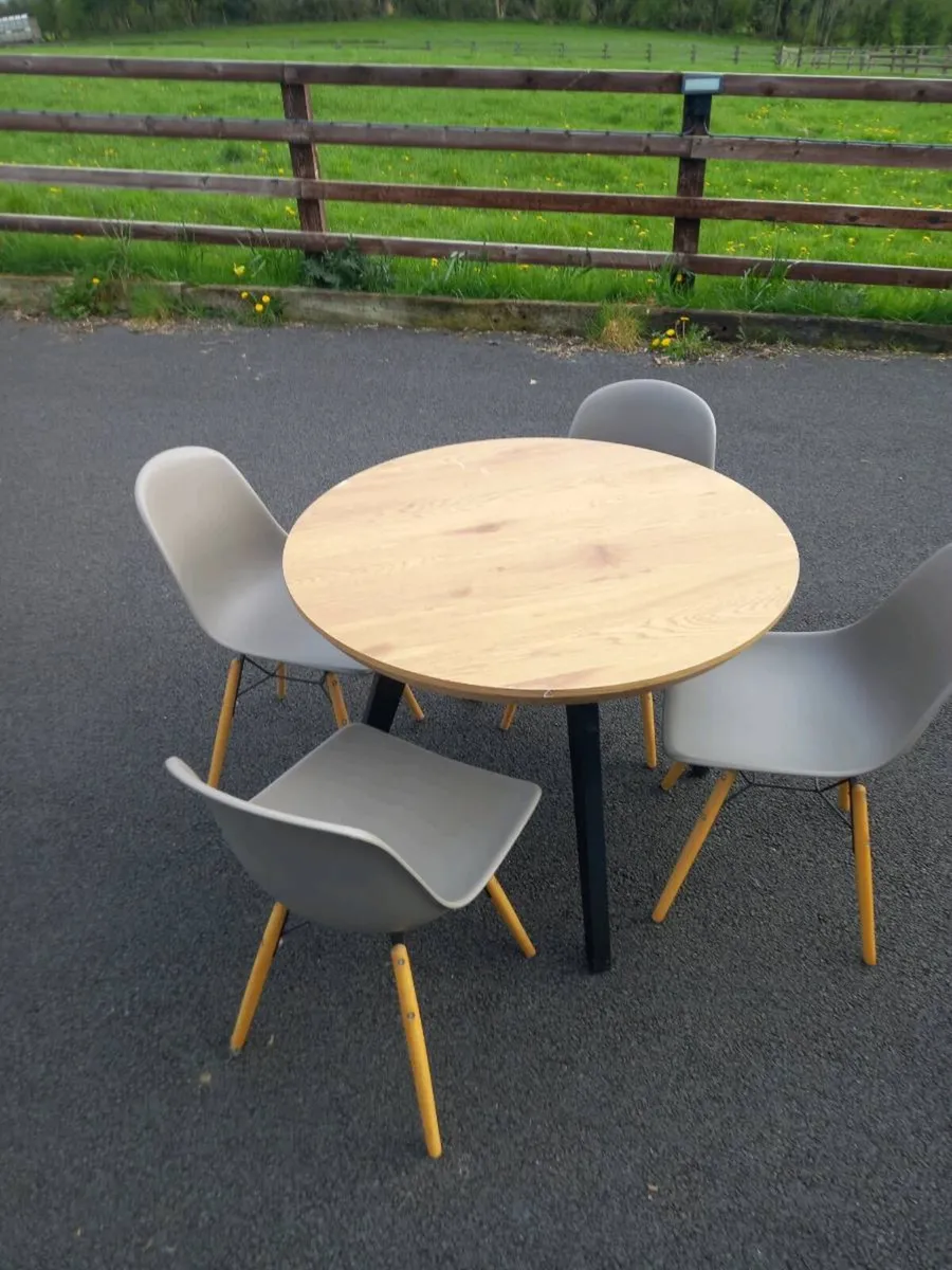 Table and chairs - Image 2