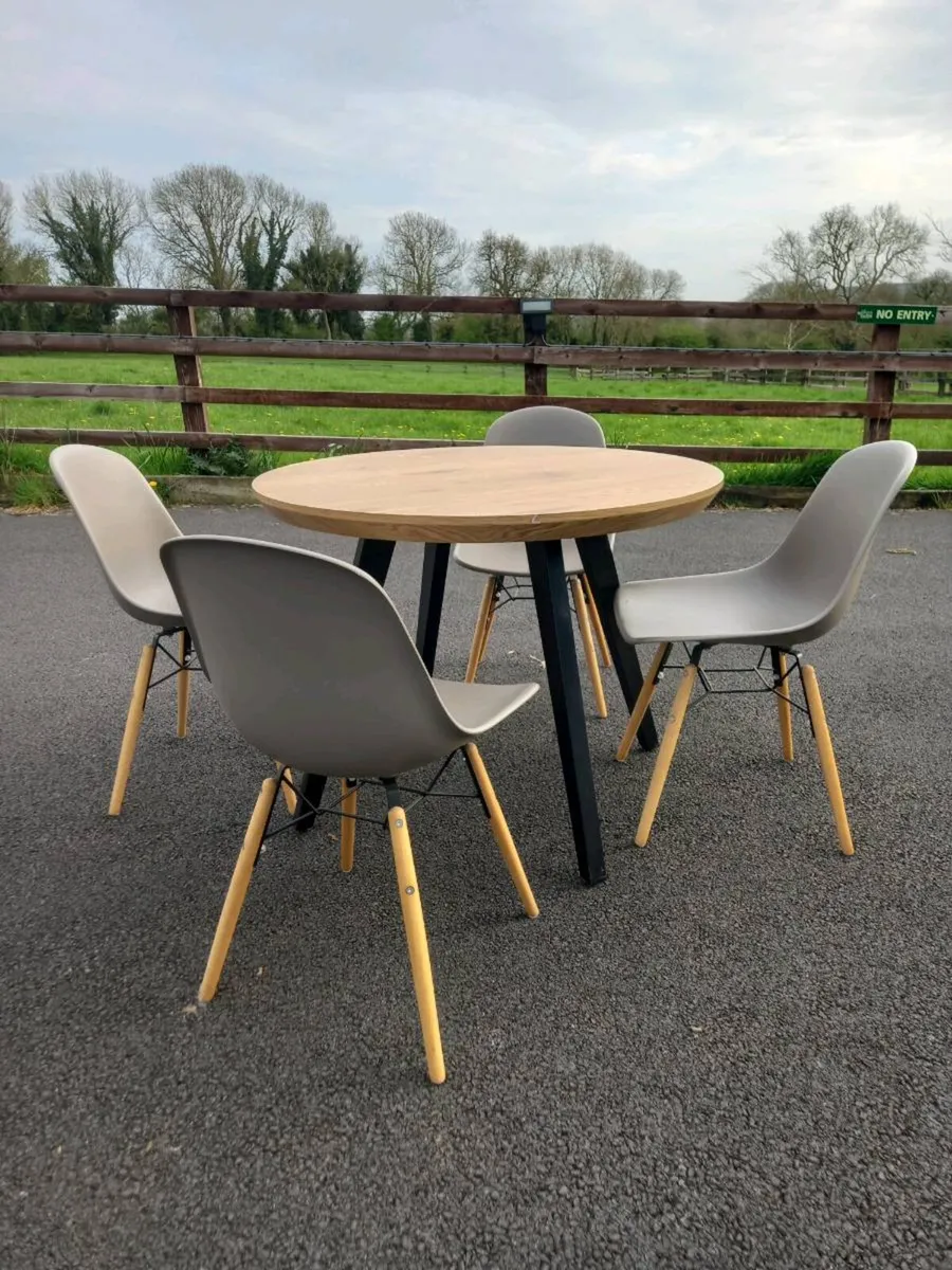 Table and chairs - Image 3