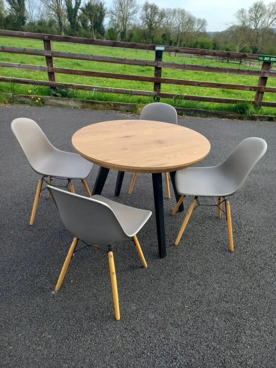 Table and chairs - Image 4