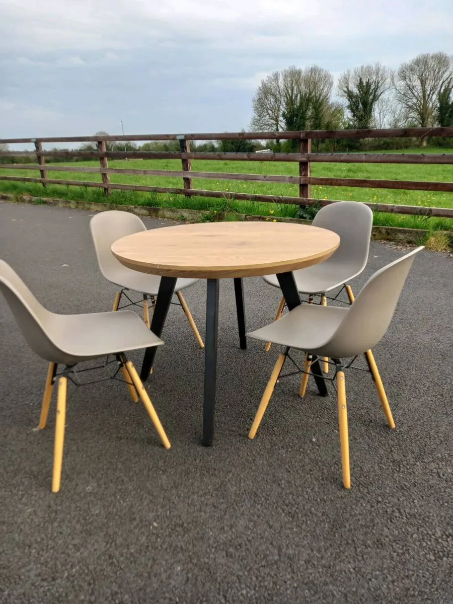 Table and chairs - Image 1