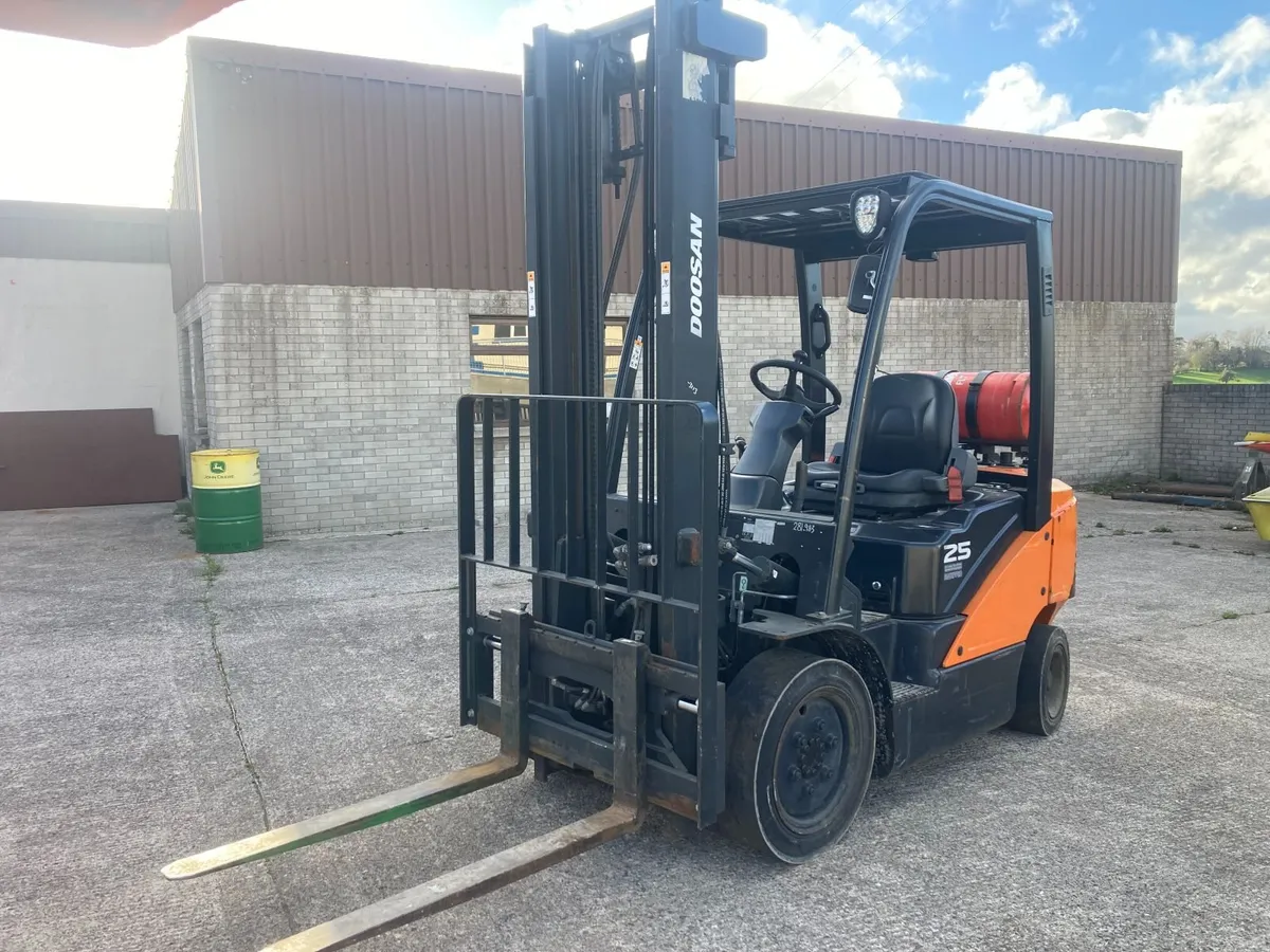 2019 Doosan 2.5 Ton Forklift - Image 1