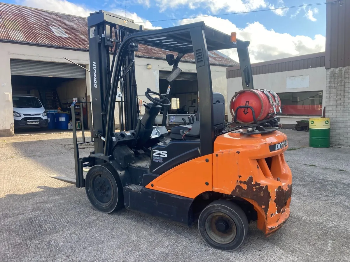 2019 Doosan 2.5 Ton Forklift - Image 2
