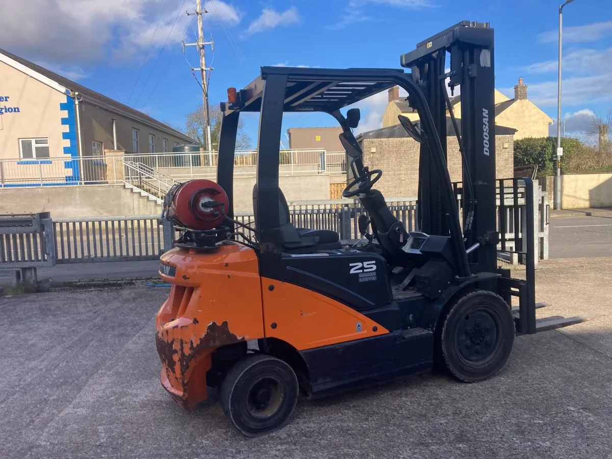 2019 Doosan 2.5 Ton Forklift - Image 3