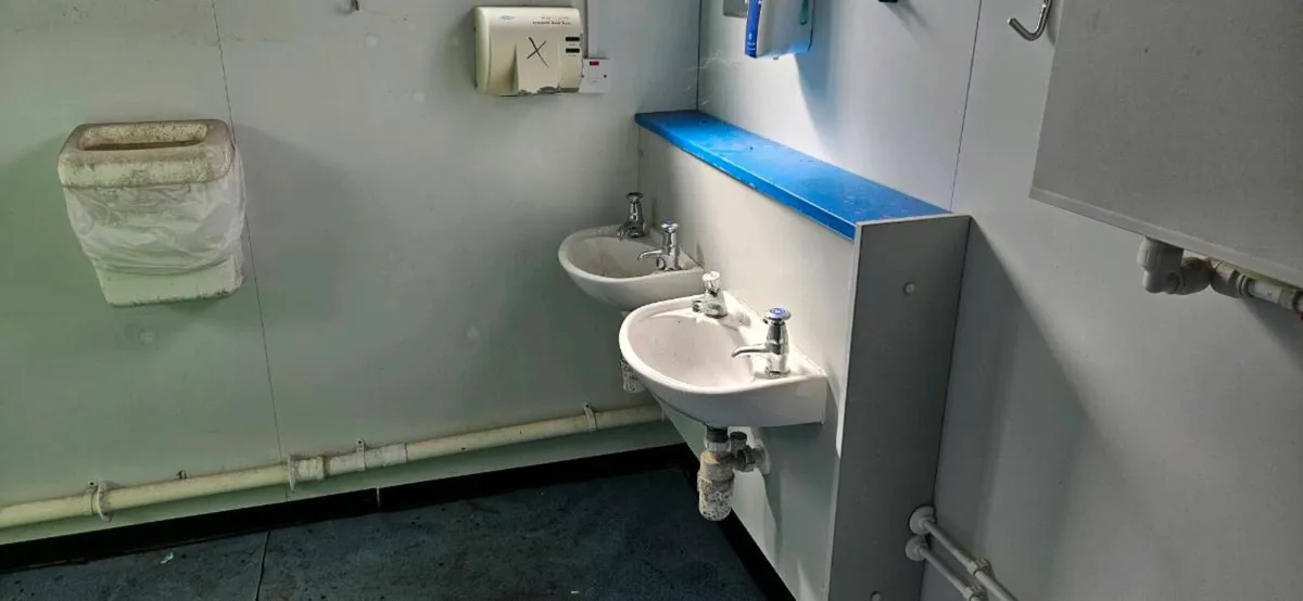 Toilet Block 20 x 10 - Image 3