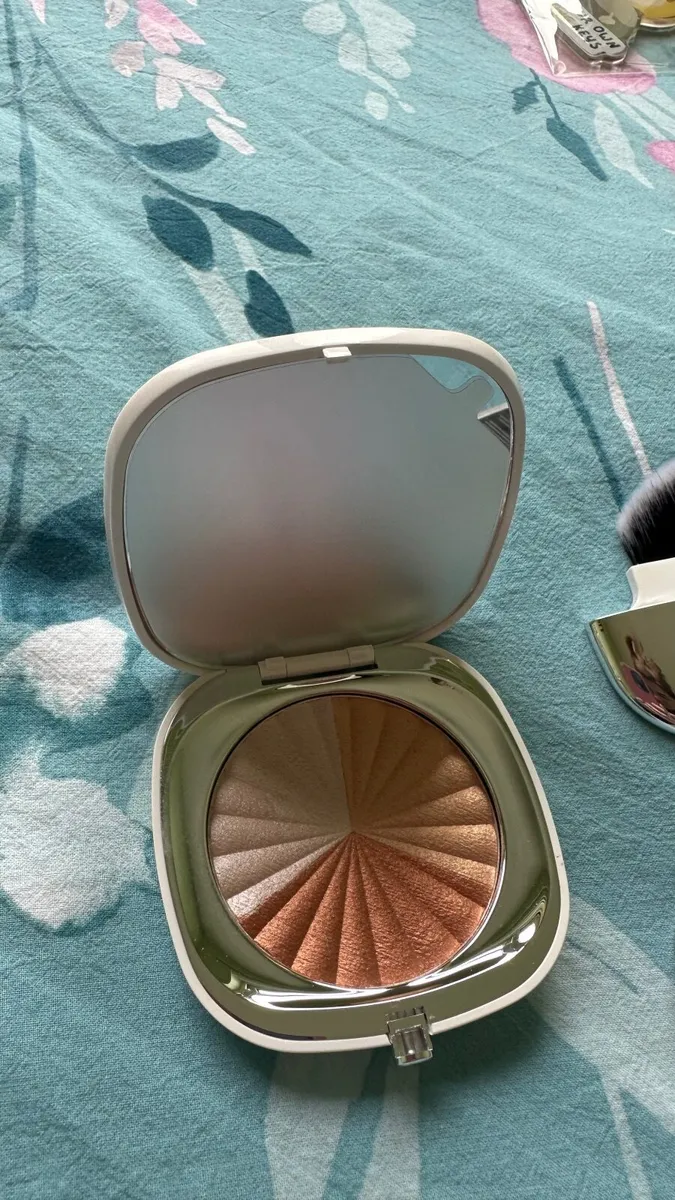 Women’s new make up - Image 2