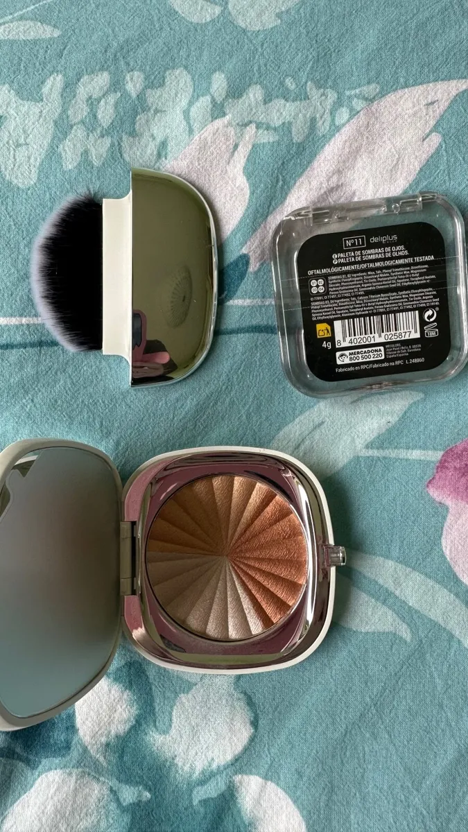 Women’s new make up - Image 1