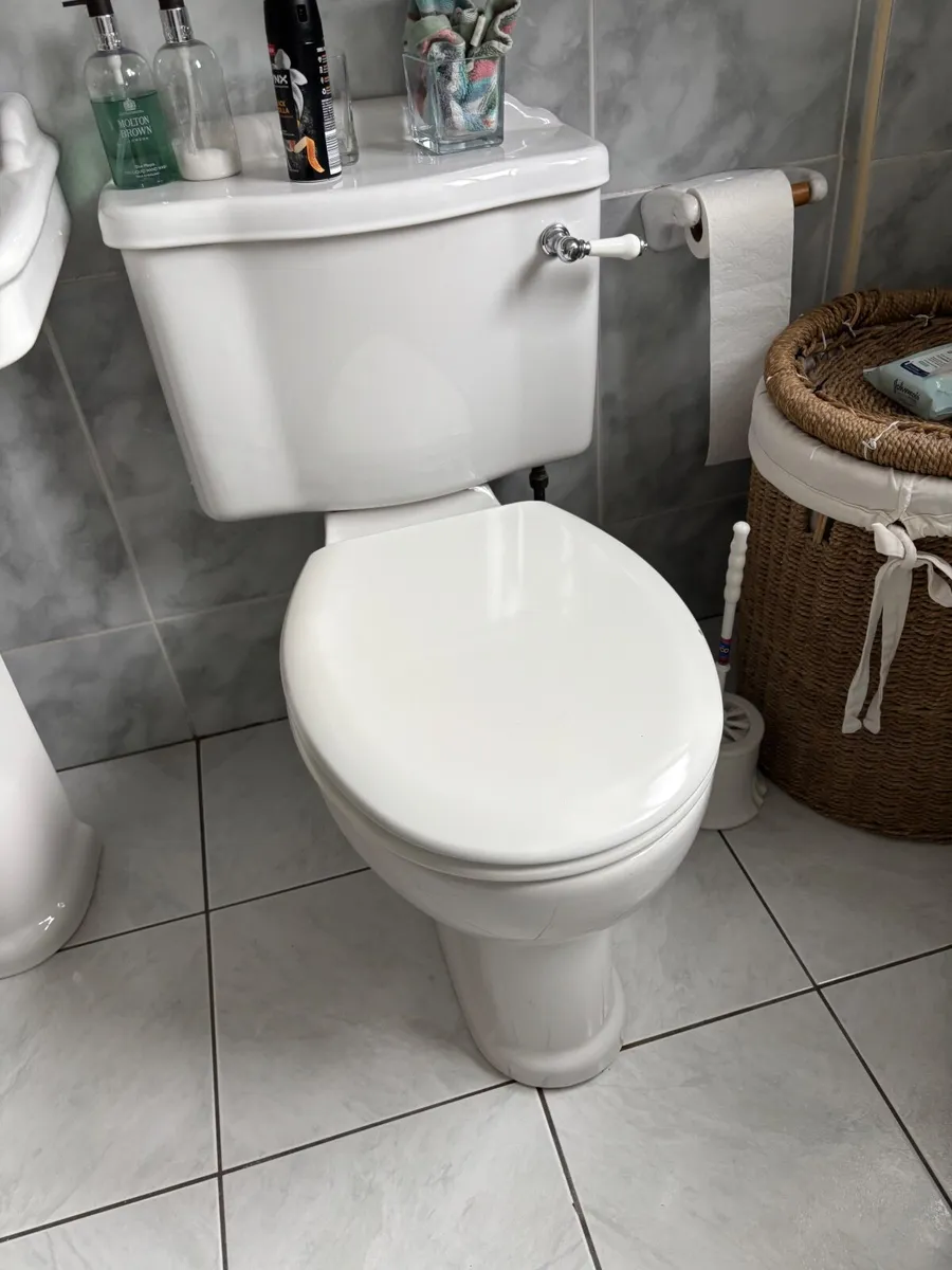 Bathroom suite - Image 1