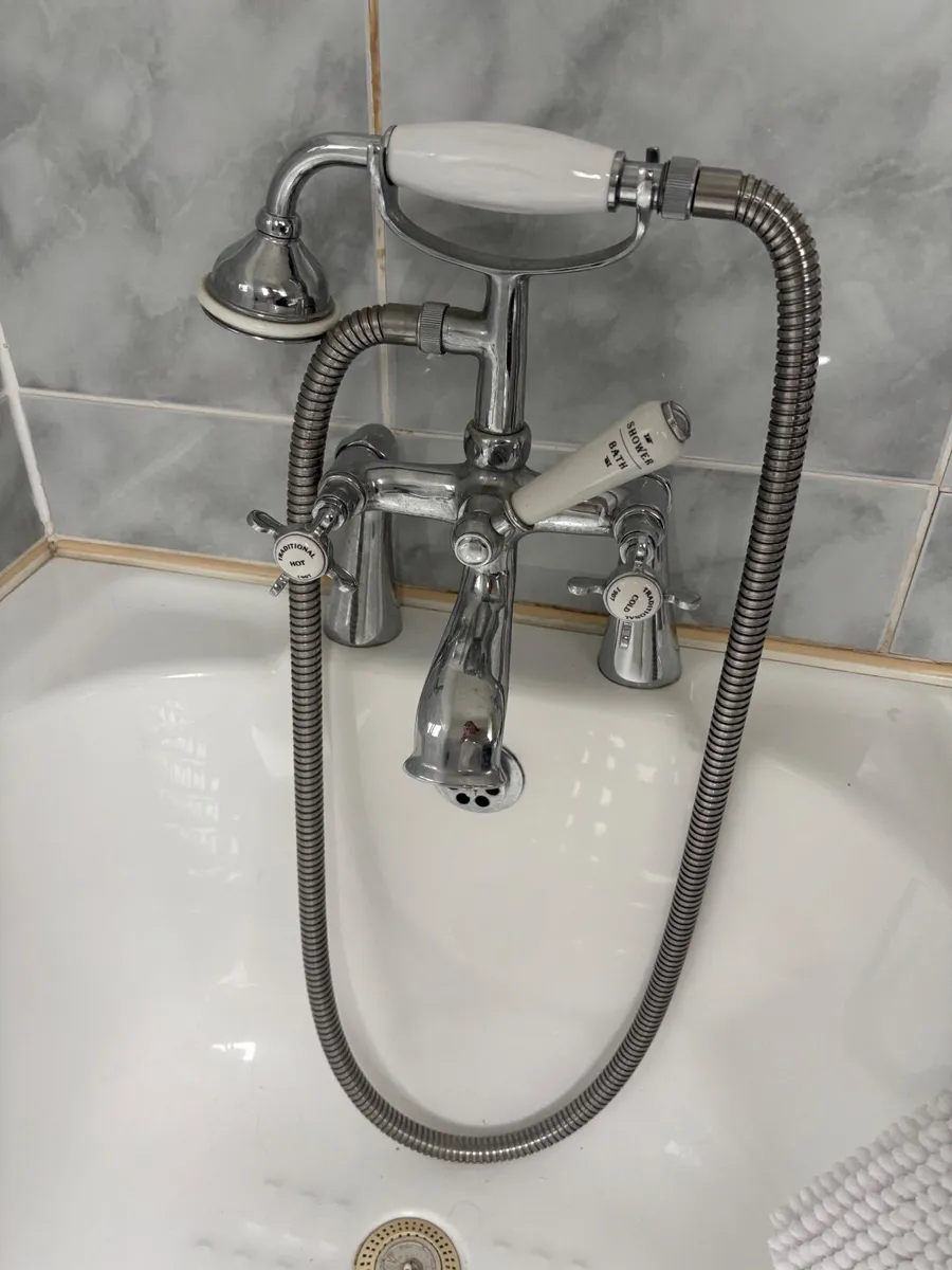 Bathroom suite - Image 4