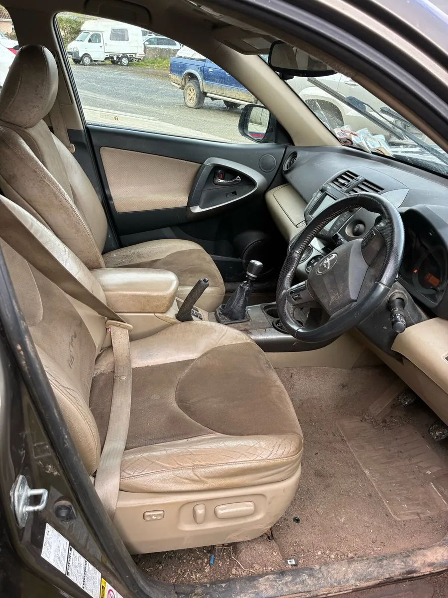 2011 Toyota rav-4 4x4 - Image 4