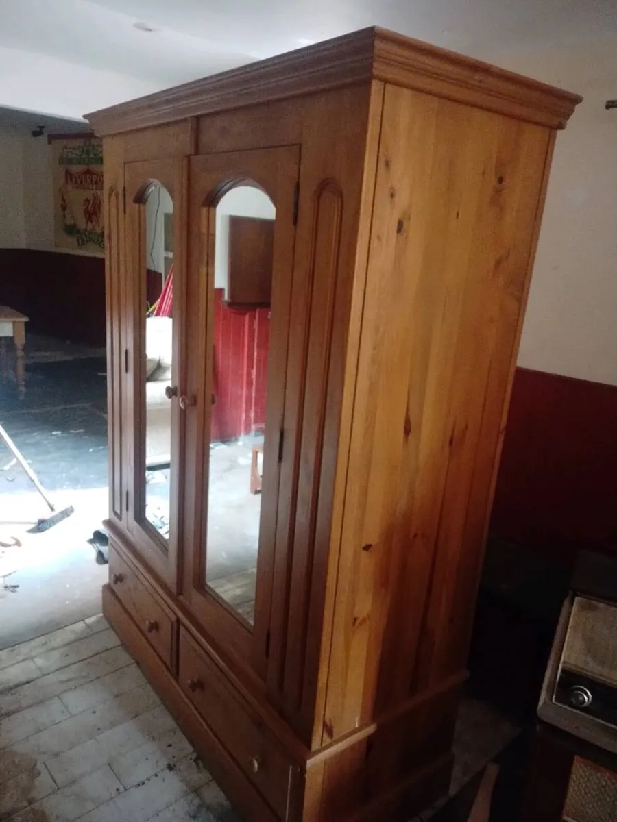 Double wardrobe - Image 1