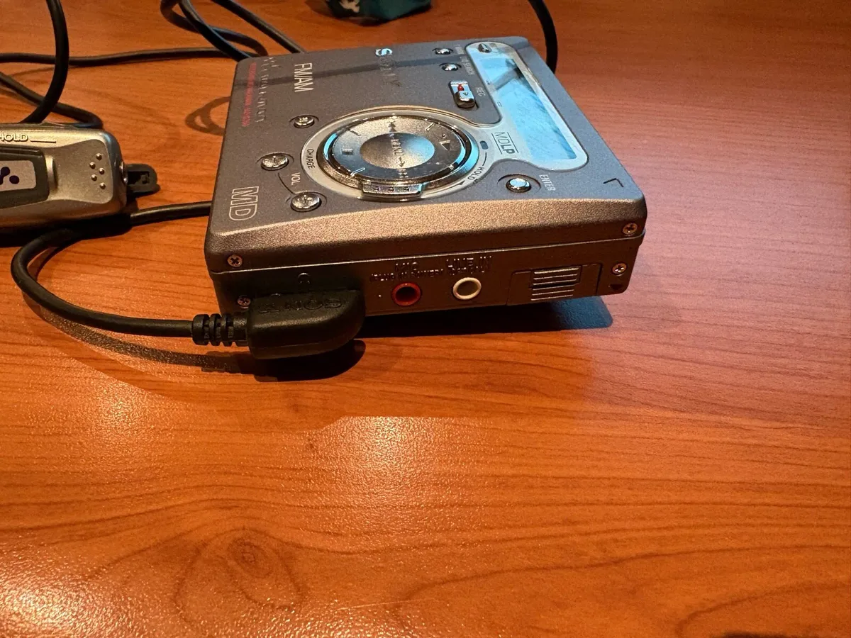 Sony Portable Mini Disc Recordable Player with FM - Image 3