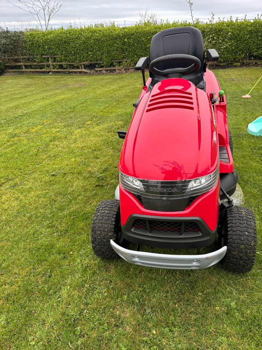 Honda 247 ride on lawnmower - Image 3