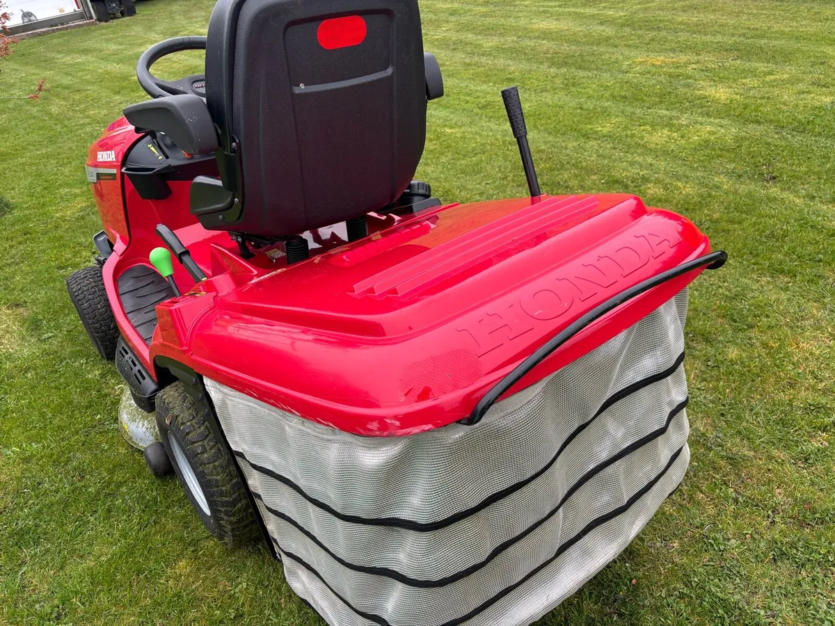 Honda 247 ride on lawnmower - Image 4
