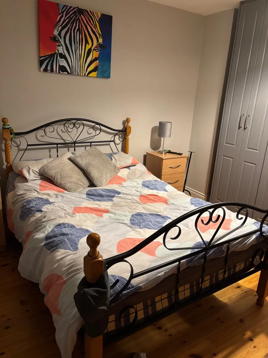 Double bed 2 lockers - Image 1