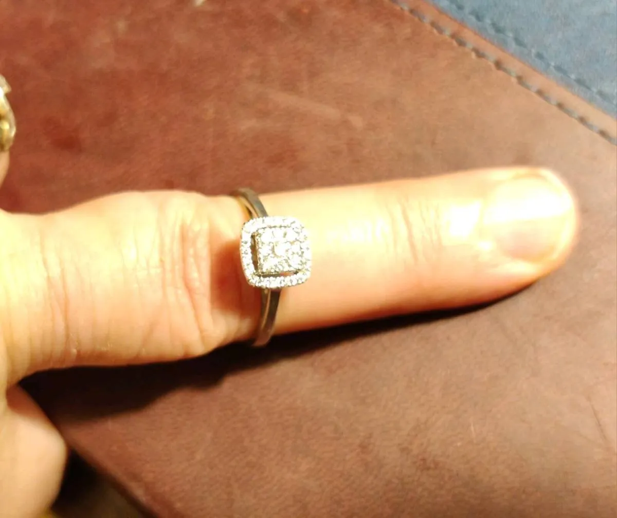 GLITTERY SQUARE DIAMOND, 9CT White Gold New Ring ! - Image 3