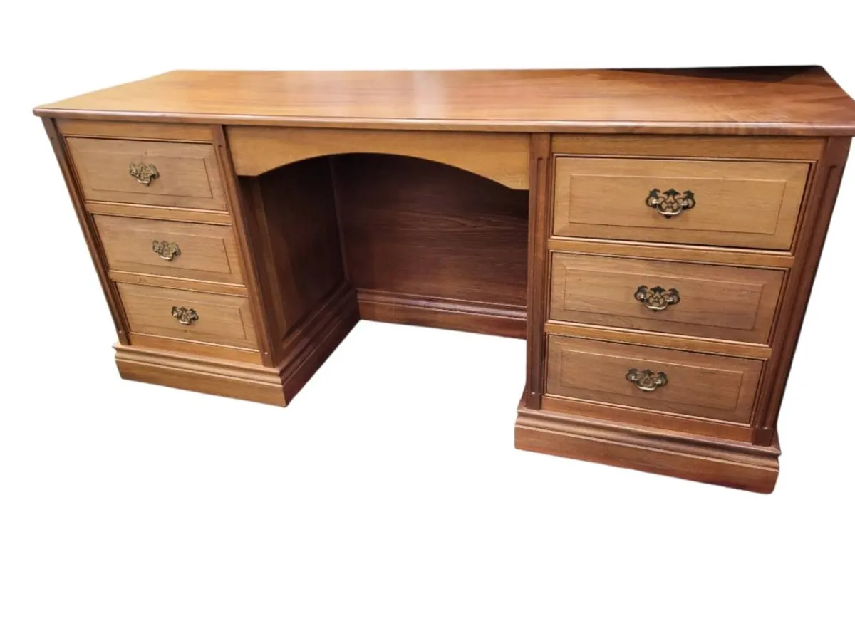 Excellent quality pedestal Desk - Image 2