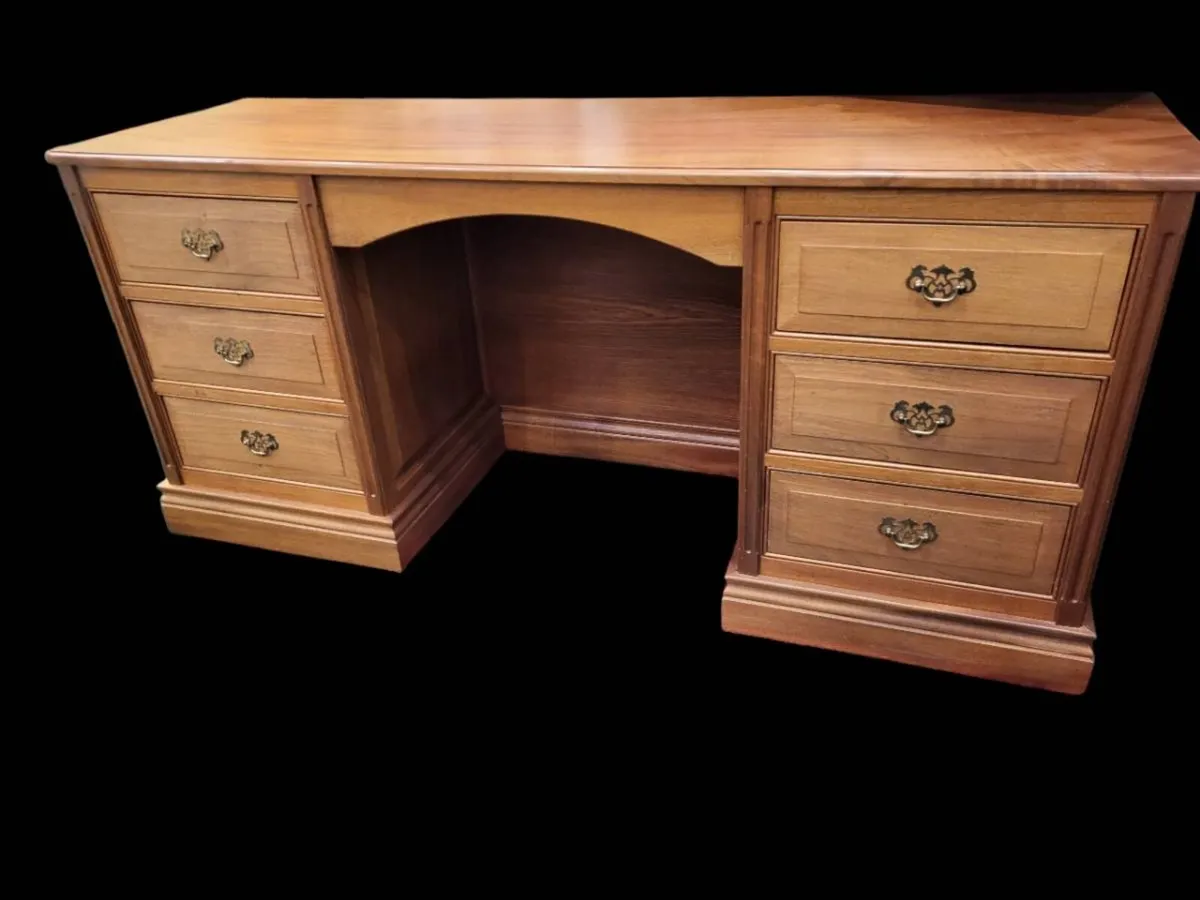 Excellent quality pedestal Desk - Image 1