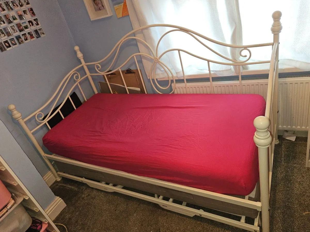Bed frame - Image 1