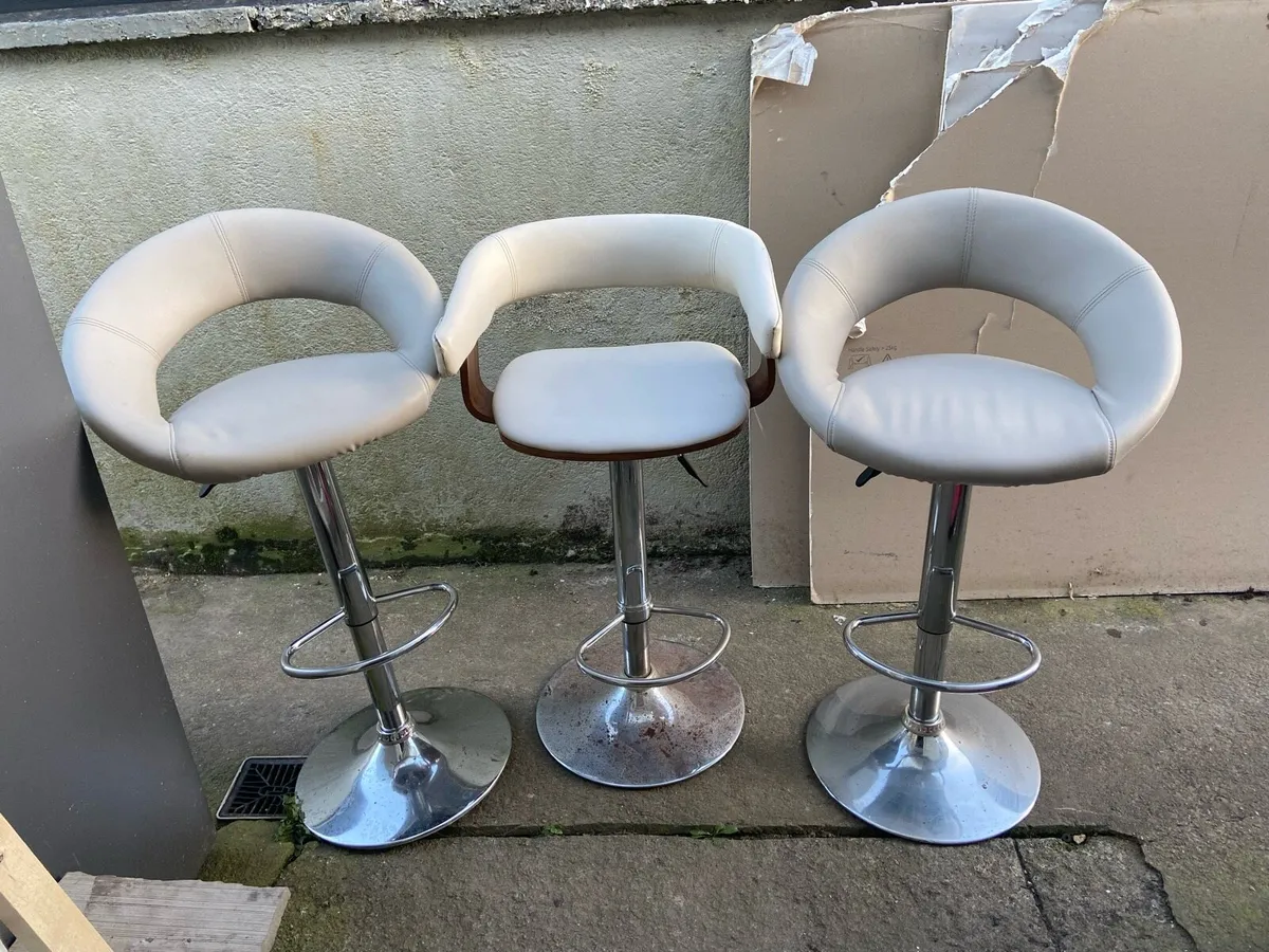 3 bar stools