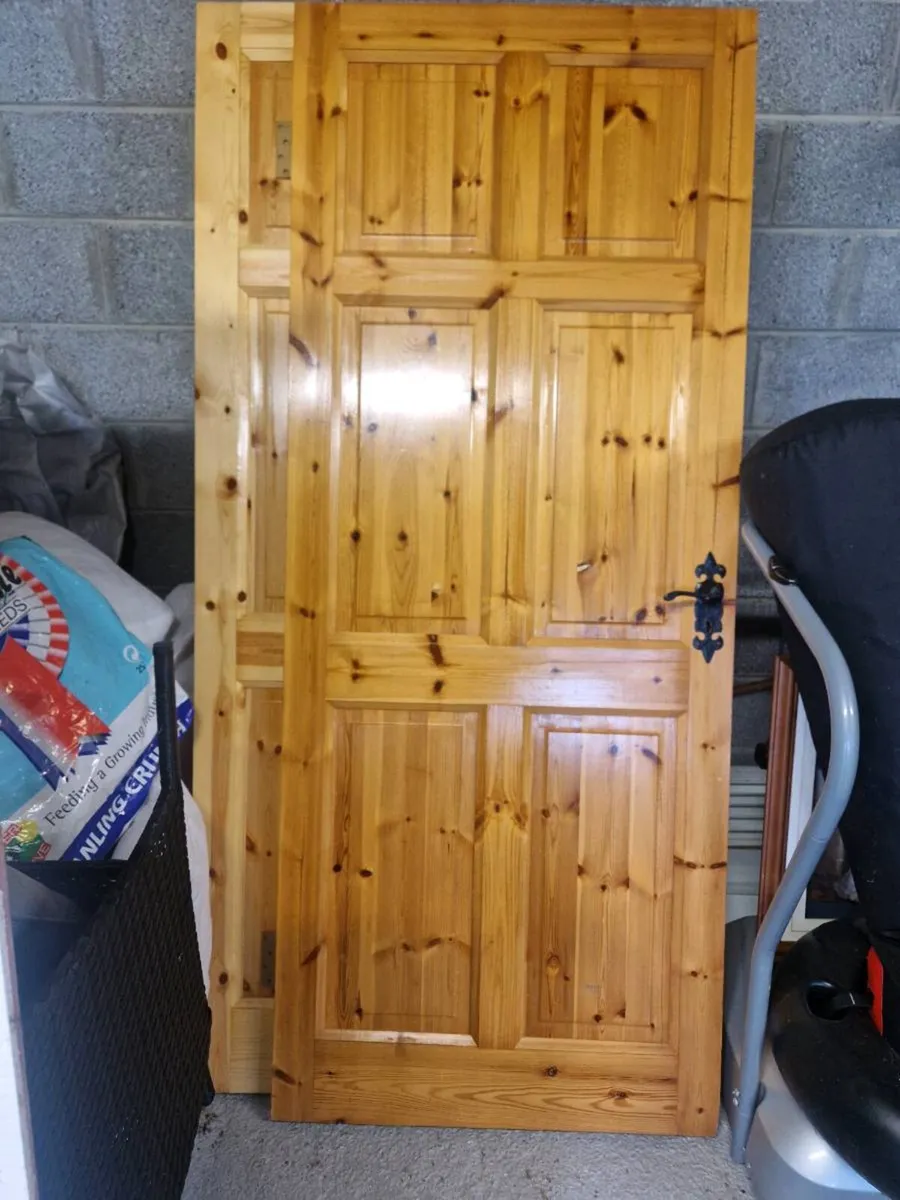 9 x solid pine doors - Image 1
